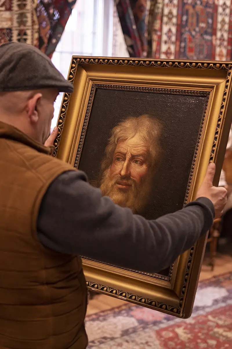 Varga István műtárgy vizsgálat közben